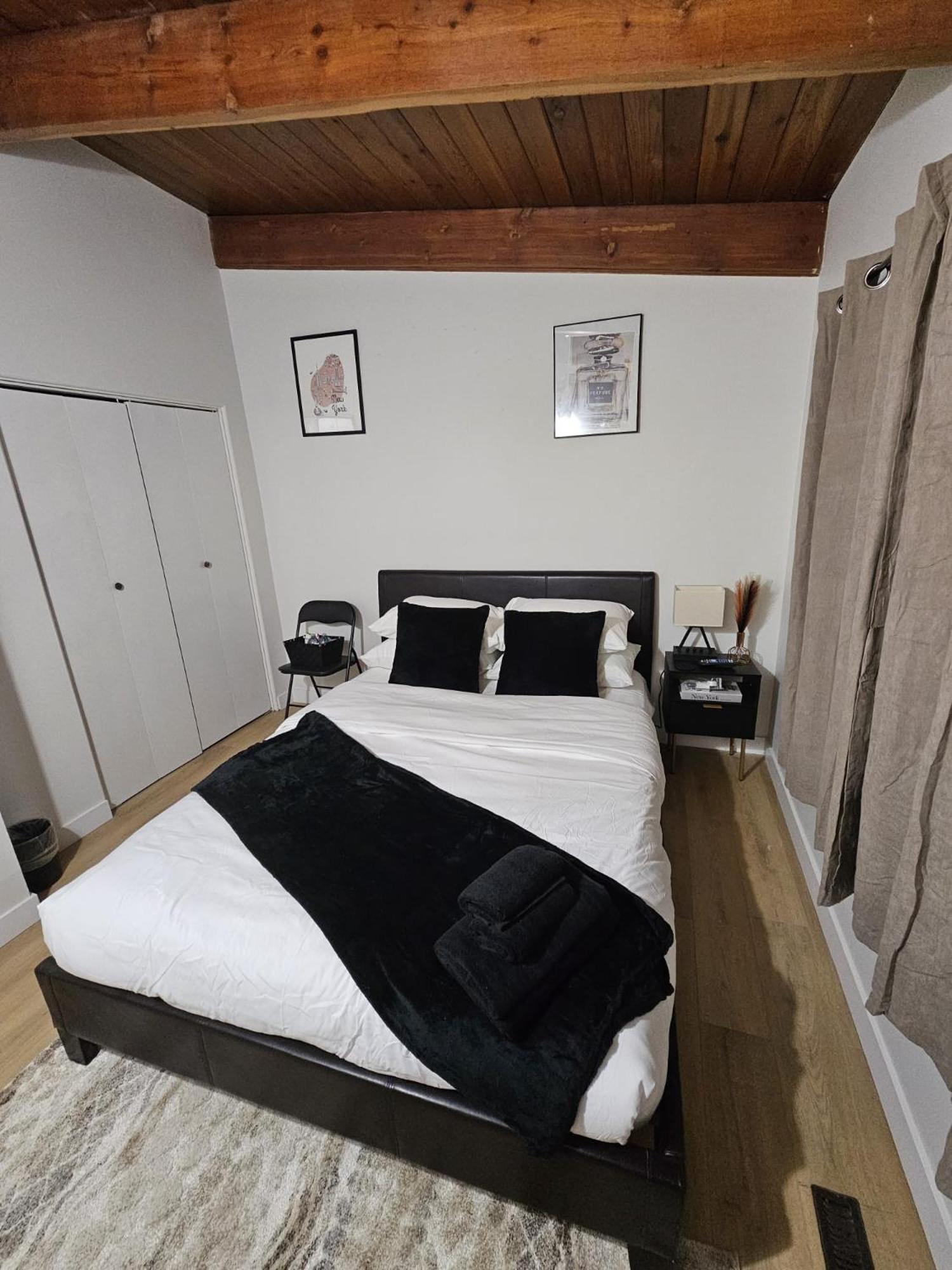 P&n - Queen Room- Dubai Edmonton