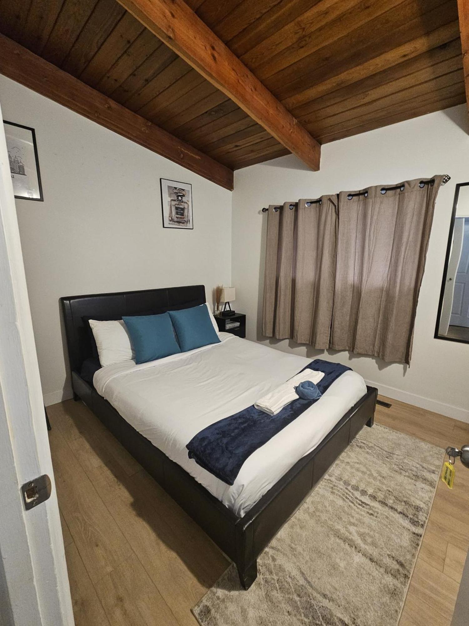 P&n - Queen Room- Dubai Edmonton